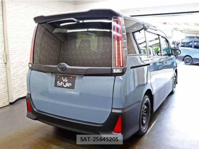 Toyota NOAH 2017-12 8744748-15