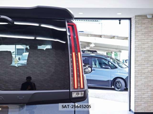 Toyota NOAH 2017-12 8744748-17