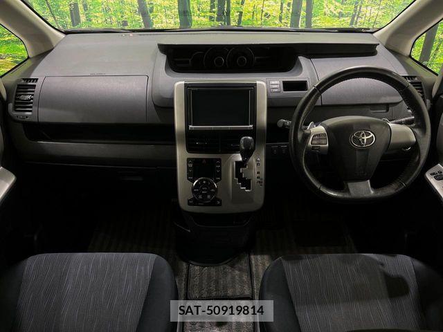 Toyota NOAH 2013-06 8744760-1