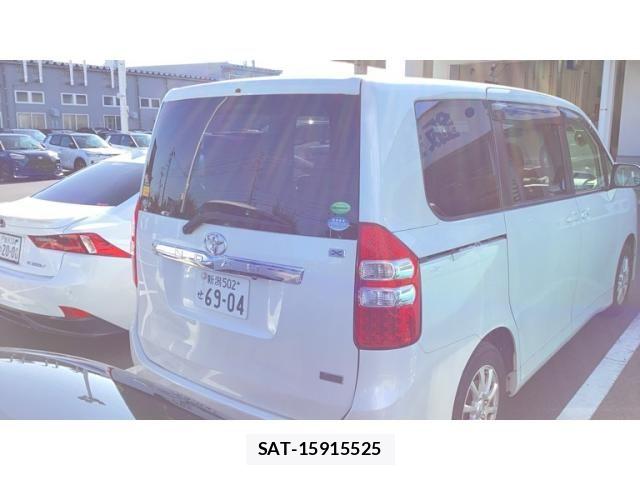 Toyota NOAH 2013-10 8744764-1
