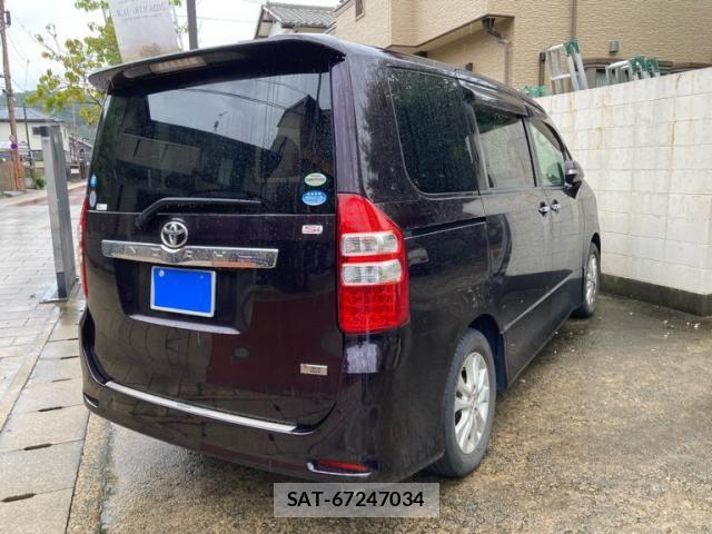 Toyota NOAH 2011-11 8744763-1