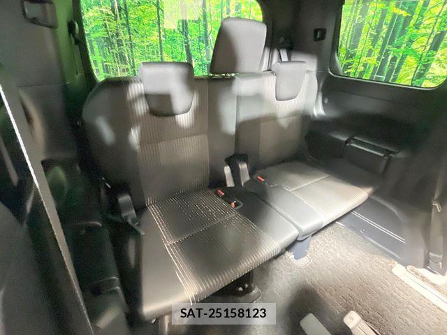 Toyota NOAH 2017-09 8781398-9