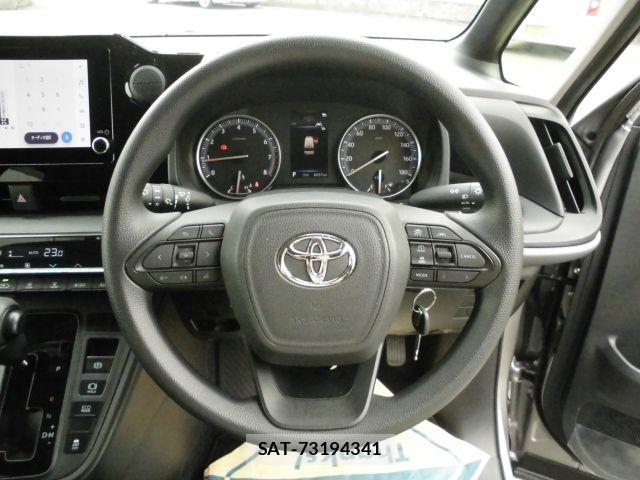 Toyota NOAH 2023-04 8781397-12