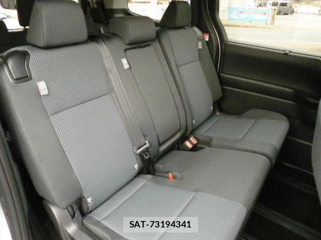 Toyota NOAH 2023-04 8781397-13