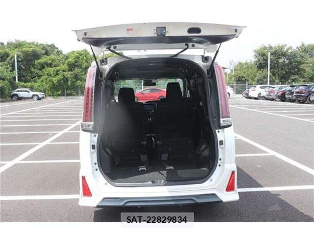 Toyota NOAH 2017-11 8781400-27