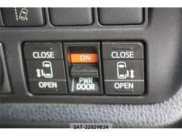 Toyota NOAH 2017-11 8781400-3