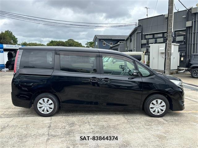 Toyota NOAH 2017-12 8796941-16