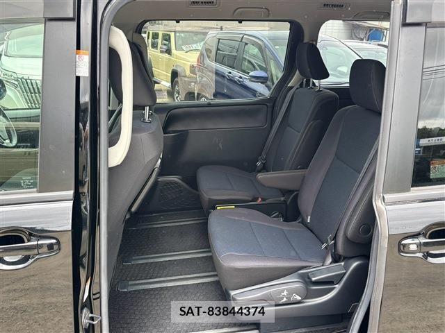 Toyota NOAH 2017-12 8796941-5