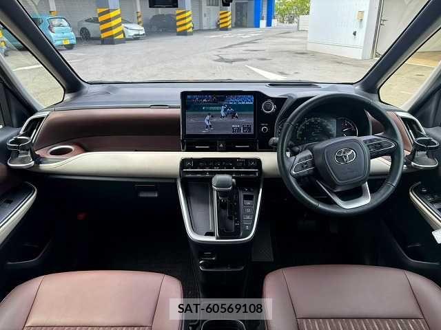 Toyota NOAH 2022-04 8796930-1