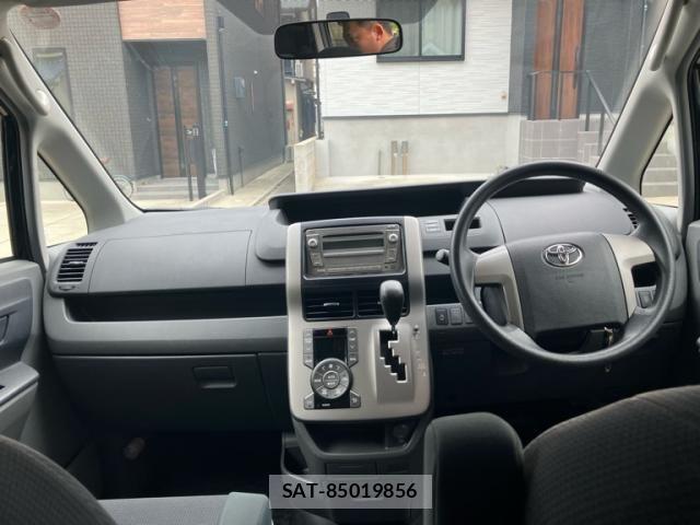 Toyota NOAH 2008-09 8796947-11