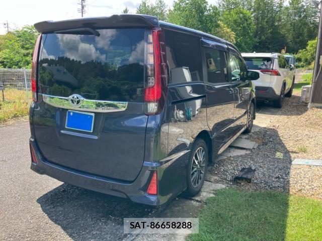 Toyota NOAH 2014-08 8796946-4