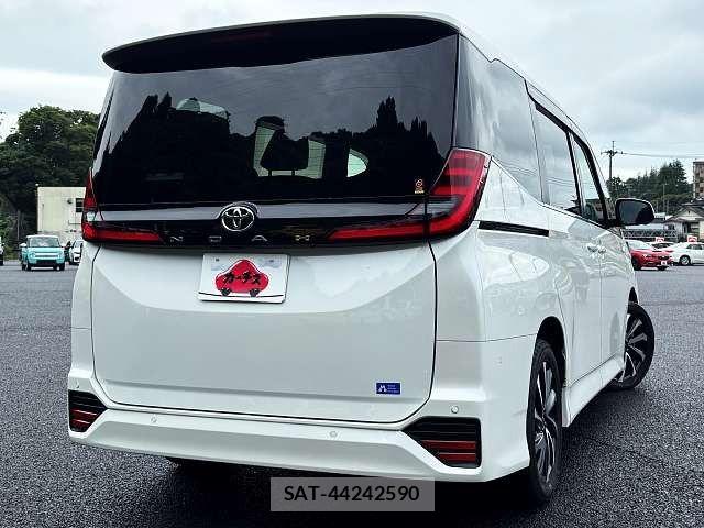 Toyota NOAH 2022-04 8830799-2