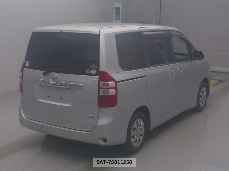 Toyota NOAH 2010-12 8830516-1