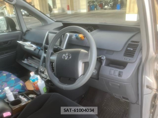 Toyota NOAH 2009-11 8830807-12