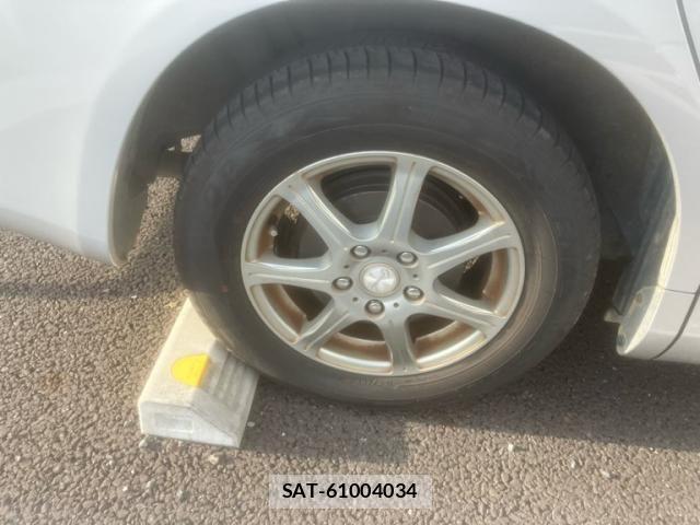 Toyota NOAH 2009-11 8830807-8