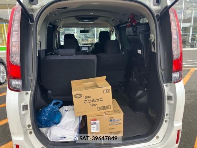 Toyota NOAH 2015-09 8830804-13