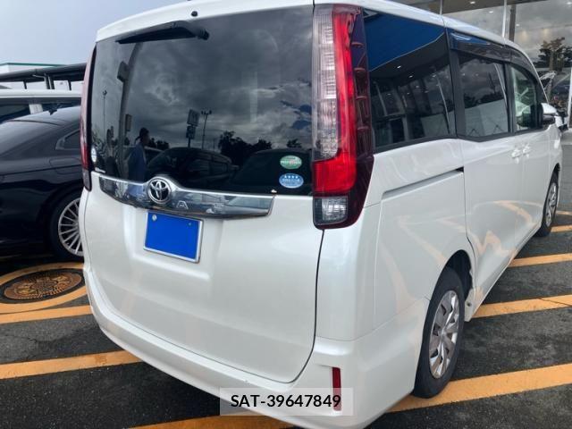 Toyota NOAH 2015-09 8830804-4