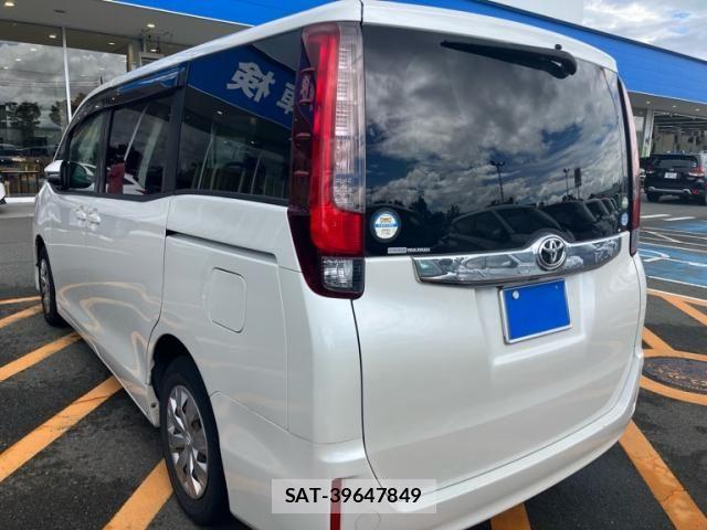 Toyota NOAH 2015-09 8830804-5