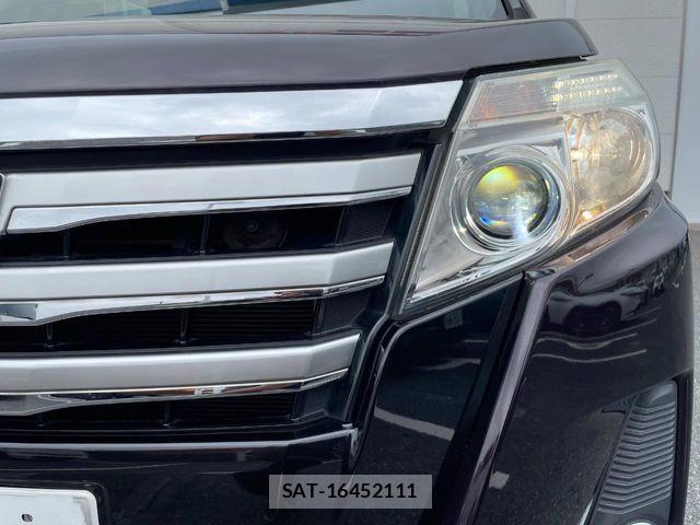 Toyota NOAH 2016-06 8850156-11