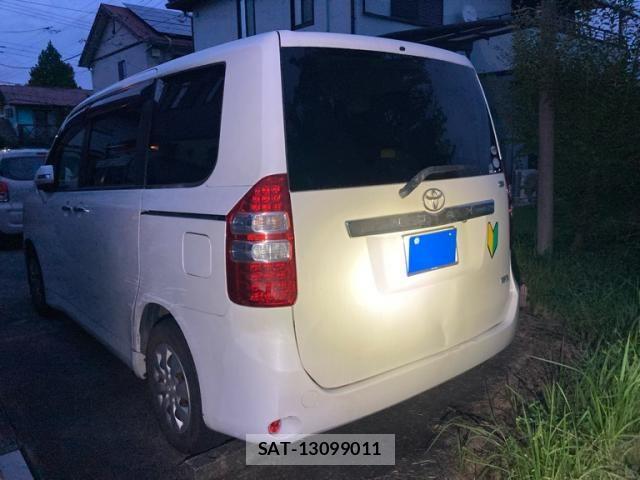Toyota NOAH 2012-10 8850160-9