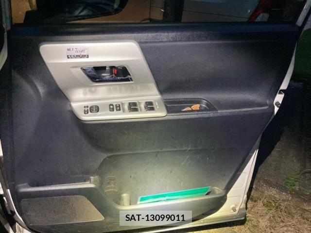 Toyota NOAH 2012-10 8850160-21