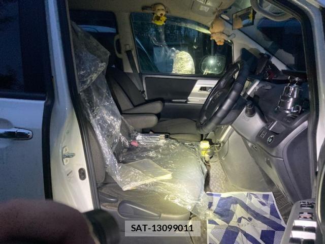 Toyota NOAH 2012-10 8850160-4