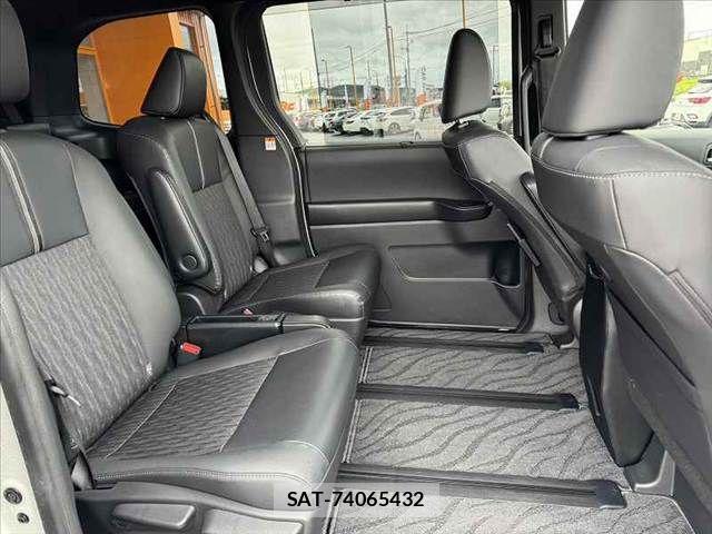Toyota NOAH 2023-10 8850150-16