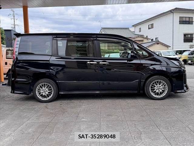 Toyota NOAH 2018-04 8871672-10
