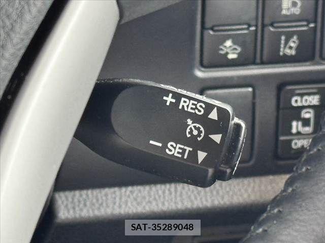 Toyota NOAH 2018-04 8871672-28