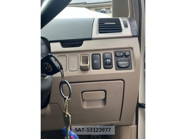 Toyota NOAH 2002-10 8881217-18