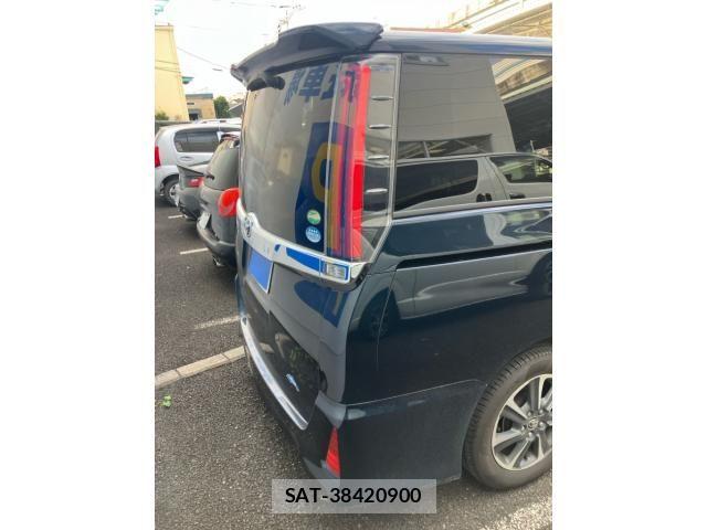 Toyota NOAH 2017-08 8881207-1