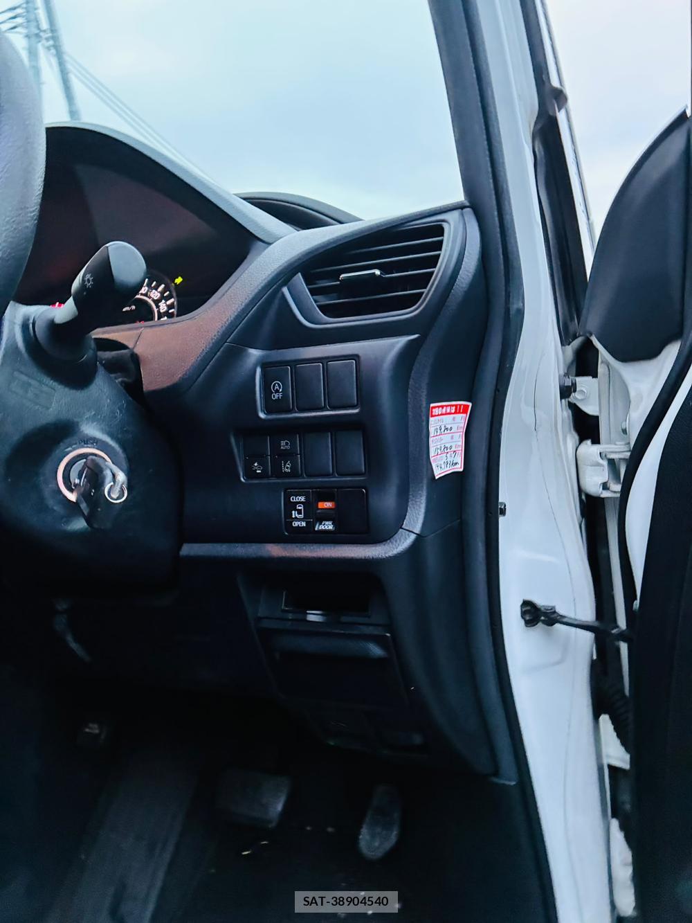Toyota NOAH 2019-08 8878490-16