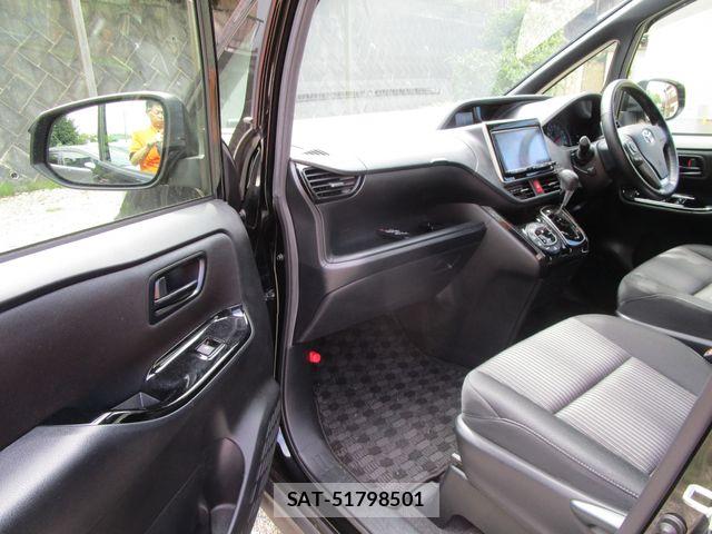 Toyota NOAH 2017-10 8881204-11