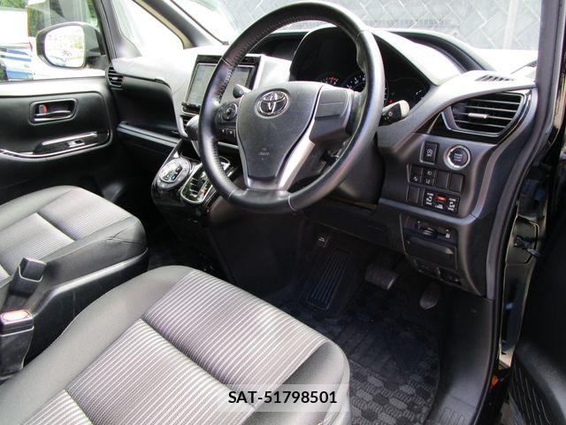 Toyota NOAH 2017-10 8881204-1