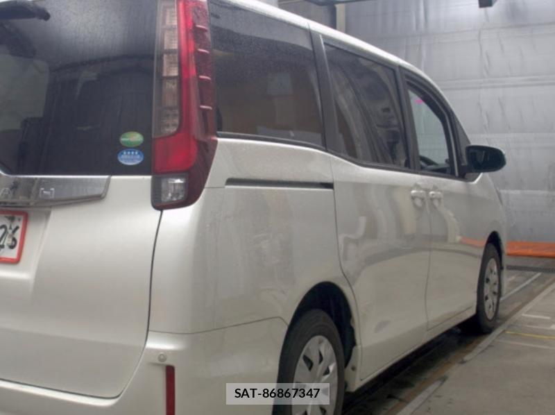 Toyota NOAH 2015-03 8878434-1