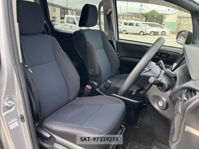 Toyota NOAH 2021-08 8881206-1