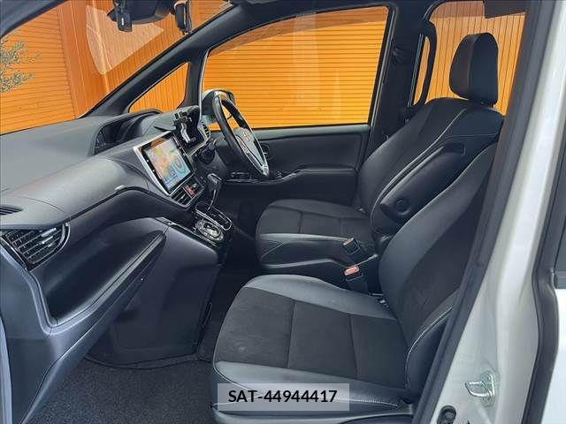 Toyota NOAH 2018-07 8884059-16