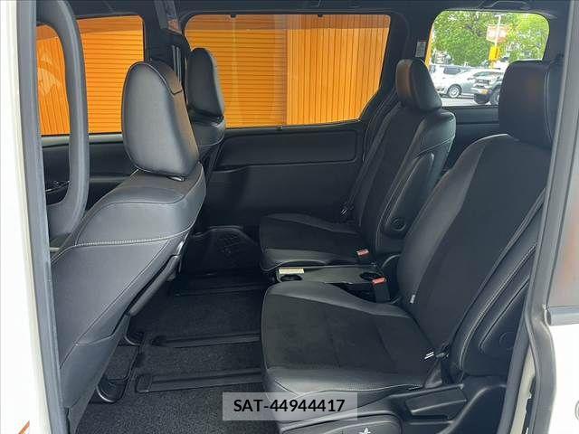 Toyota NOAH 2018-07 8884059-18