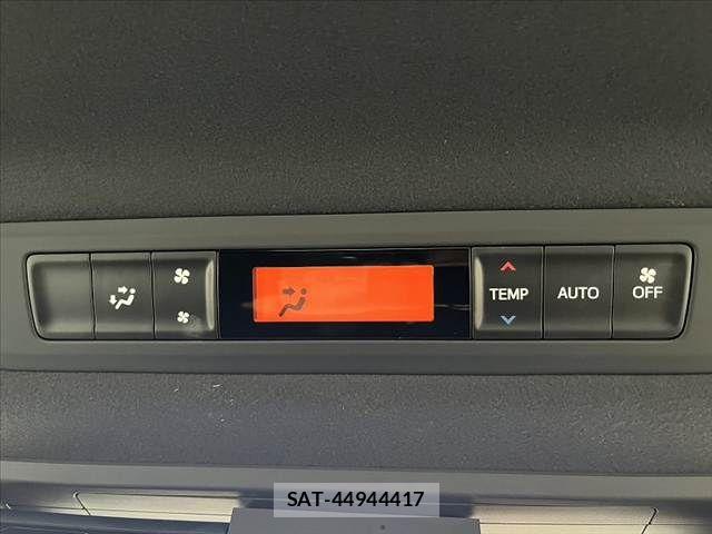 Toyota NOAH 2018-07 8884059-27