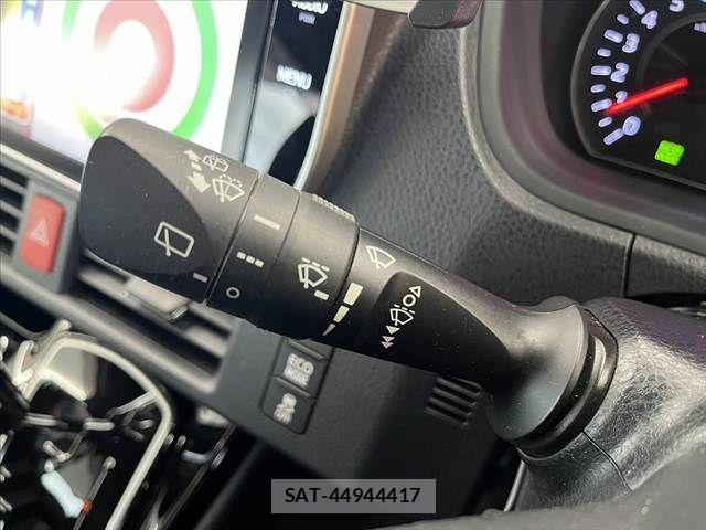 Toyota NOAH 2018-07 8884059-29