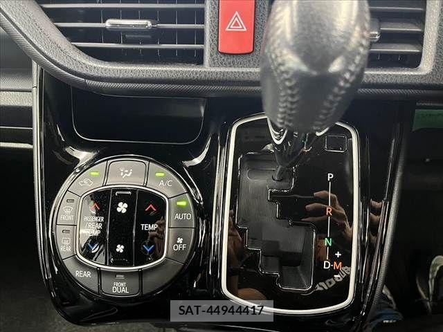 Toyota NOAH 2018-07 8884059-5