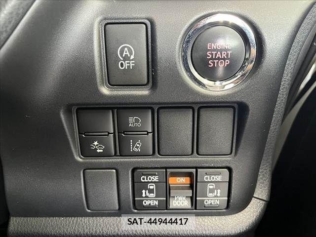 Toyota NOAH 2018-07 8884059-6