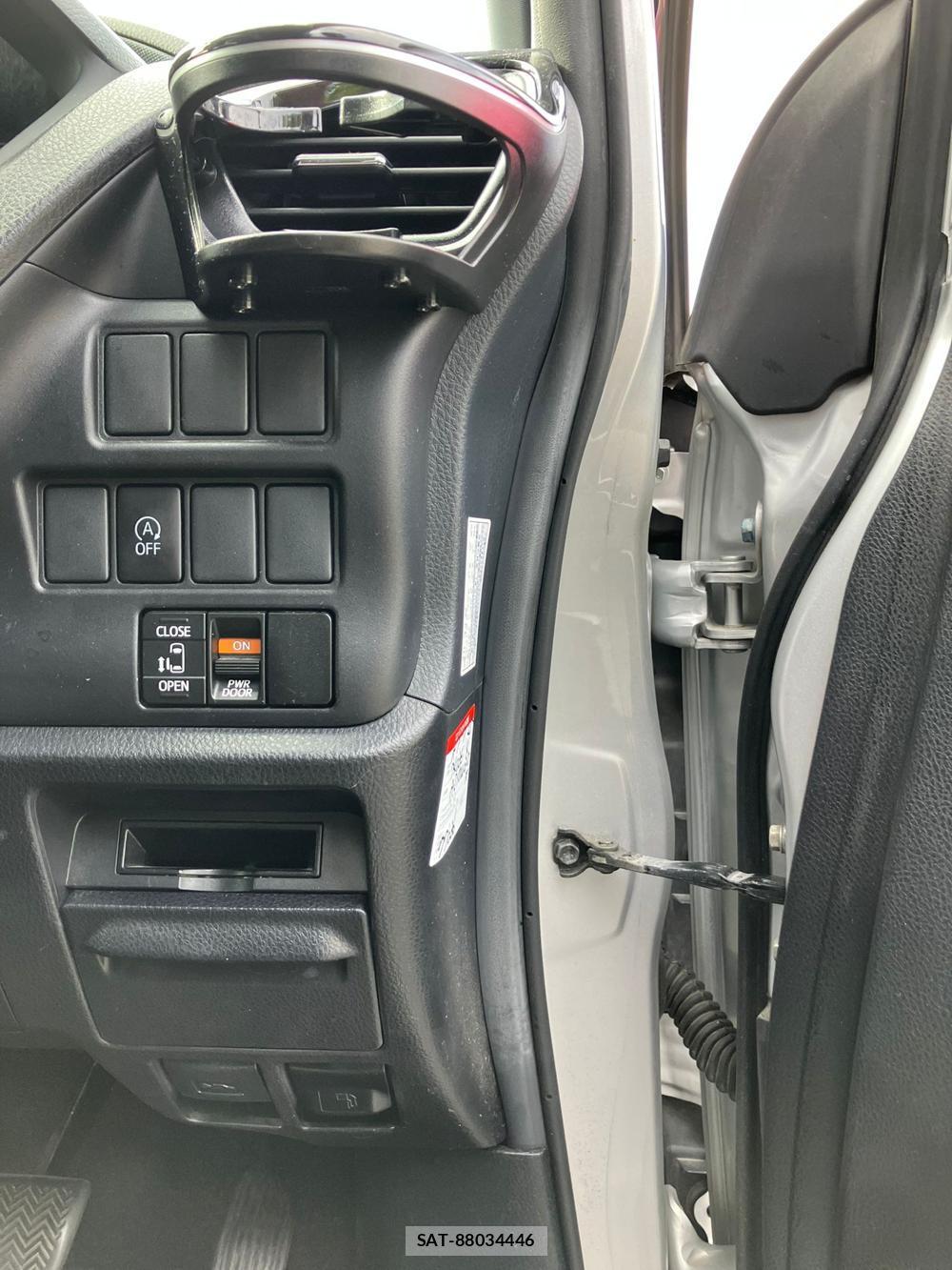 Toyota NOAH 2018 1277654-17