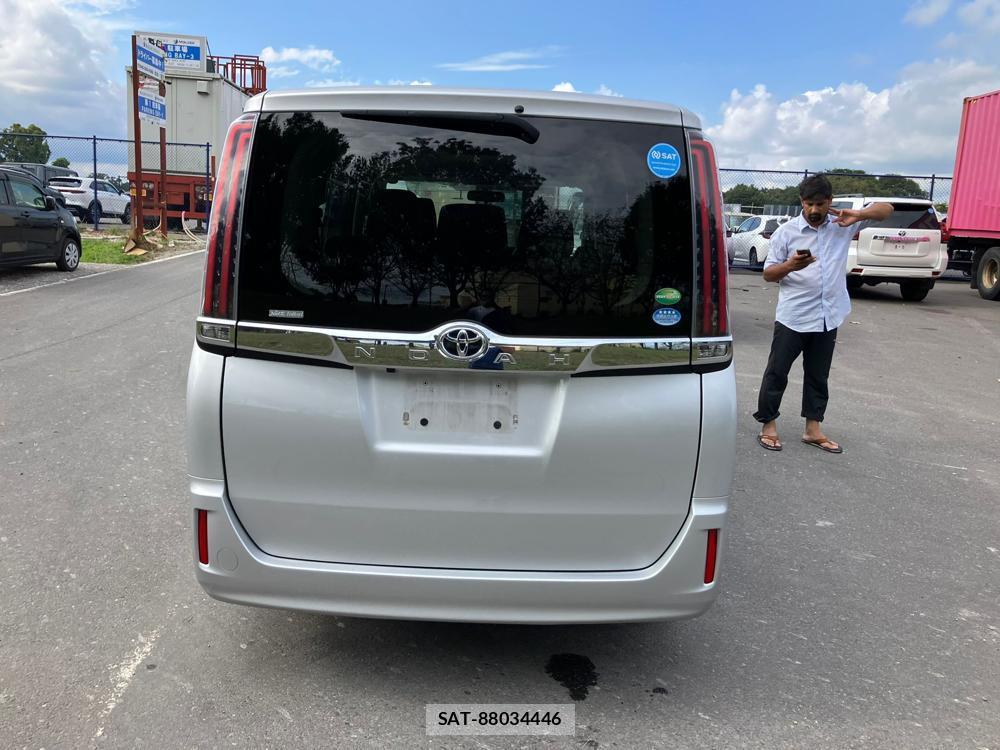 Toyota NOAH 2018 1277654-3