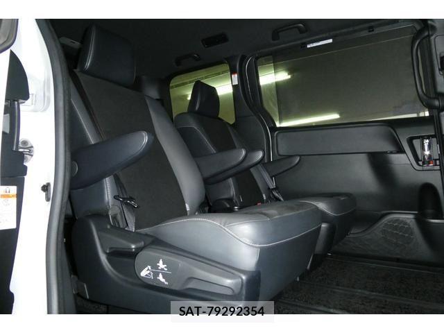 Toyota NOAH 2021-07 1413905-9