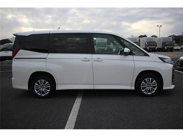 Toyota NOAH 2023-01 3678210-10