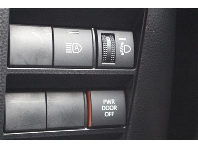 Toyota NOAH 2023-01 3678210-25