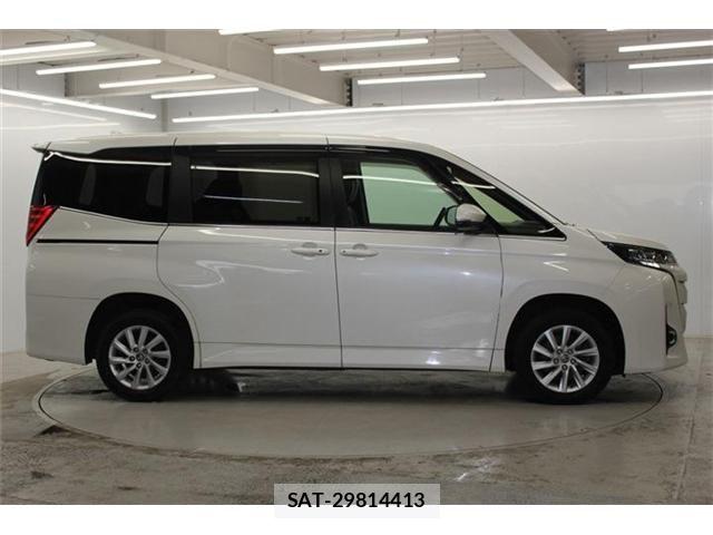 Toyota NOAH 2023-03 5874141-3