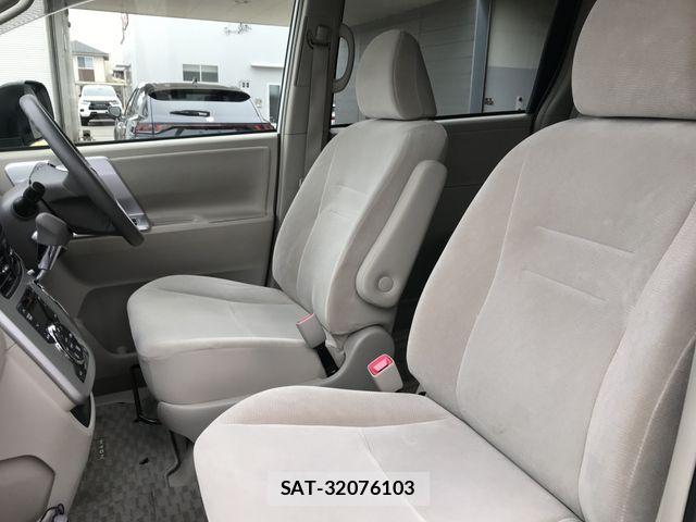 Toyota NOAH 2013-05 6613781-12