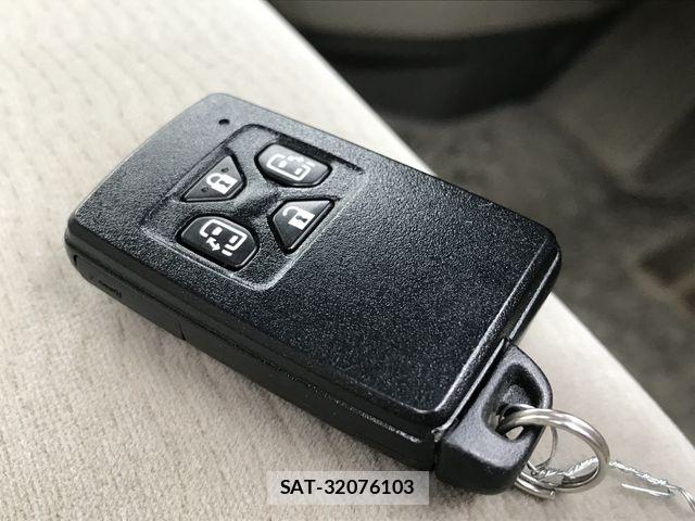 Toyota NOAH 2013-05 6613781-26